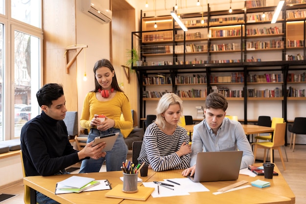 Photo entrepreneurs en démarrage discutant de stratégies