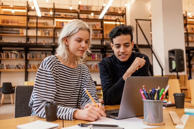 Entrepreneurs en démarrage discutant de stratégies