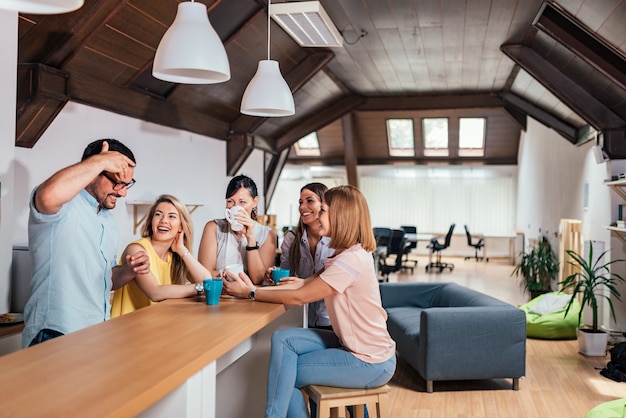 Les entrepreneurs en démarrage faisant une pause au bureau moderne des espaces ouverts.