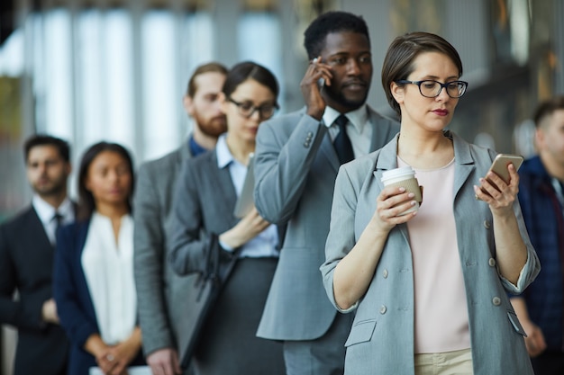 Entrepreneurs faisant la queue