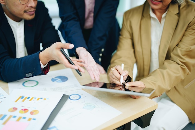 Entrepreneurs et hommes d'affaires asiatiques se réunissant dans une salle de conférence pour planifier l'entreprise budget financier et évaluation des risques d'investissement pour analyser les groupes de clients afin d'augmenter la croissance de l'entreprise