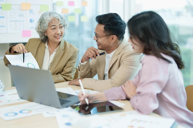 Entrepreneurs et hommes d'affaires asiatiques se réunissant dans une salle de conférence pour planifier l'entreprise budget financier et évaluation des risques d'investissement pour analyser les groupes de clients afin d'augmenter la croissance de l'entreprise