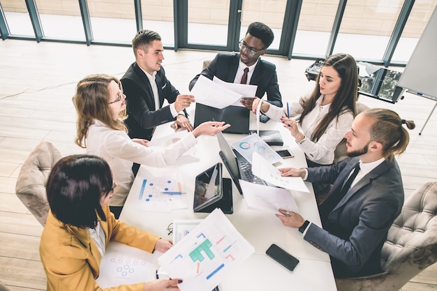 Entrepreneurs et hommes d'affaires dans une salle de réunion