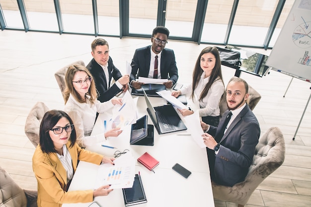 Entrepreneurs et hommes d'affaires dans une salle de réunion