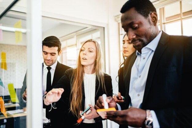 Photo entrepreneurs hommes et femmes en brainstorming au bureau