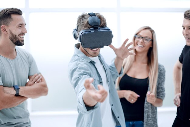 Entrepreneurs testant la technologie de réalité virtuelle avec un collègue au bureau