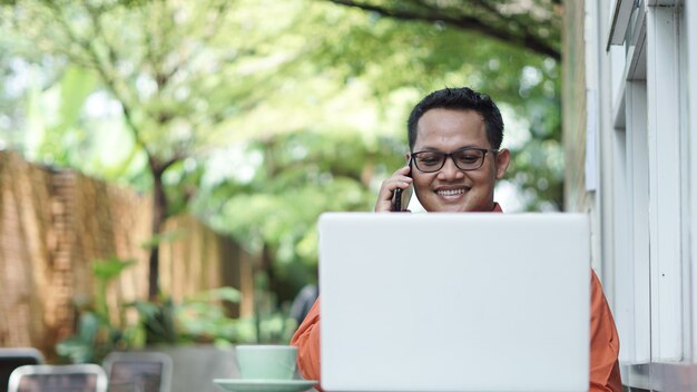 Les entrepreneurs travaillant sur des ordinateurs avec téléphone