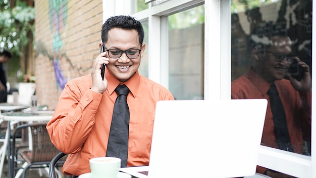 Les entrepreneurs travaillant sur des ordinateurs avec téléphone