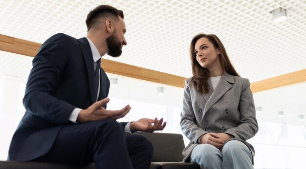 Entreprise de communication employés collègues hommes et femmes assis sur le canapé le concept de