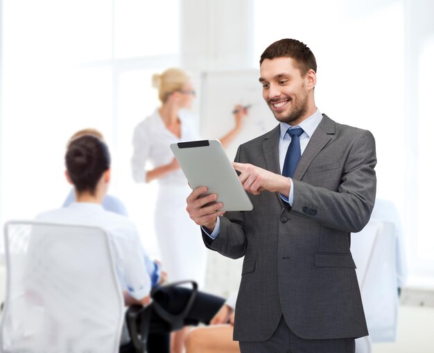 entreprise, communication, technologie moderne et concept de bureau - homme d'affaires souriant avec tablette pc