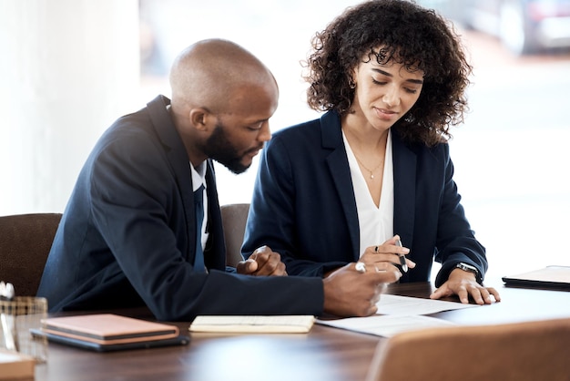 Photo entreprise de conseil en contrats et personnes noires planification du budget comptable examen du portefeuille de l'entreprise ou de la banque conseiller financier en travail d'équipe et analyse des notes rapport d'investissement ou documents juridiques