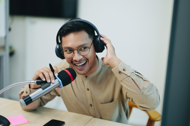 Entreprise de contenu de podcast dans le conseil en médias sociaux sur l'investissement des entreprises et la planification financière inspirant le concept de PME de nouveaux entrepreneurs