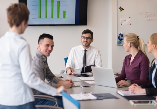 Entreprise de démarrage, brainstorming de groupe de jeunes créatifs lors d'une réunion d'équipe à l'intérieur d'un bureau moderne. Utilisation d'un ordinateur portable, d'une tablette et d'un smartphone pour noter des plans et des projets d'idées