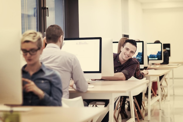 entreprise en démarrage, développeur de logiciels travaillant sur un ordinateur de bureau dans un bureau moderne