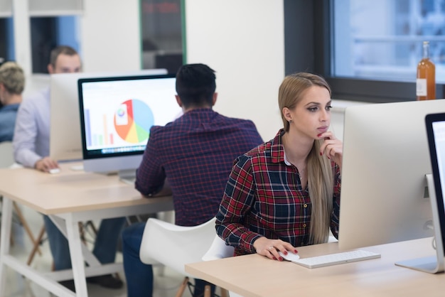 entreprise en démarrage, femme travaillant sur un ordinateur de bureau dans un bureau moderne et créatif se détendre et s'amuser