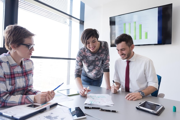 entreprise en démarrage, groupe de jeunes créatifs remue-méninges sur la réunion à l'intérieur du bureau et l'utilisation d'un ordinateur portable et d'une tablette pour noter des plans et des projets d'idées