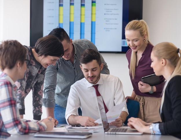 entreprise en démarrage, groupe de jeunes créatifs remue-méninges sur la réunion à l'intérieur du bureau et l'utilisation d'un ordinateur portable et d'une tablette pour noter des plans et des projets d'idées