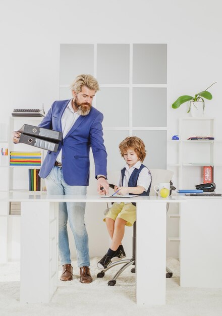 Entreprise familiale père et fils au bureau