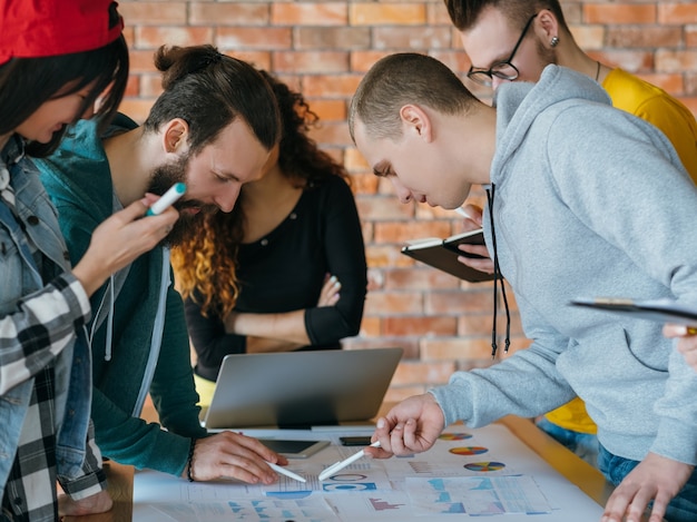 entreprise de la génération Y. travail d'équipe réussi. personnes travaillant ensemble sur le projet.