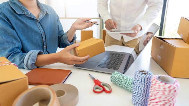 Entreprise de livraison Boîte d'emballage des travailleurs des petites et moyennes entreprises (PME) Dans l'entrepôt de distribution à domicile pour l'expédition au client.