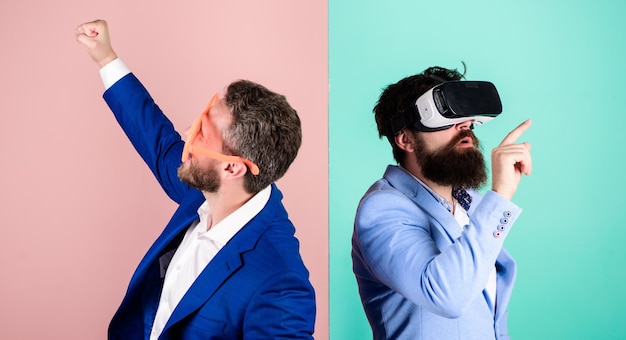 L'entreprise met en œuvre une technologie moderne Véritable alternative amusante et virtuelle Homme avec barbe dans des lunettes VR et accessoire en plastique à persiennes Guy interagit dans la réalité virtuelle Hipster explorant la réalité virtuelle