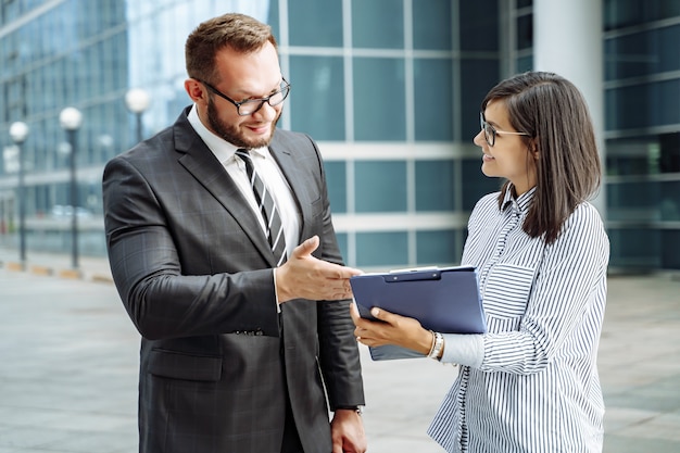 Entreprise moderne. Brainstorming de l'équipe commerciale. Homme d'affaires réussie et jeune femme communiquant