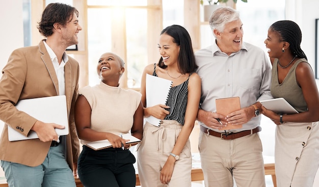 Entreprise mondiale riante ou collaboration de travail d'équipe de la diversité des hommes ou des femmes du marketing dans un bureau de démarrage créatif Sourire heureux ou hommes d'affaires comiques et papier ou documents technologiques à propos de nous