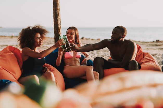 Entreprise multinationale buvant de la bière sur la plage.