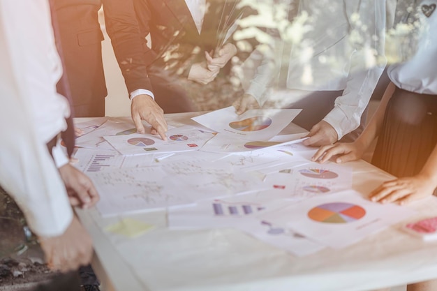 L'entreprise passe du temps à planifier un nouveau projet financier avec un remue-méninges d'équipe assis à la table du bureau. Concepts d'affaires, de gestion, de planification, d'équipe, de travail, de réunions et d'accueil.