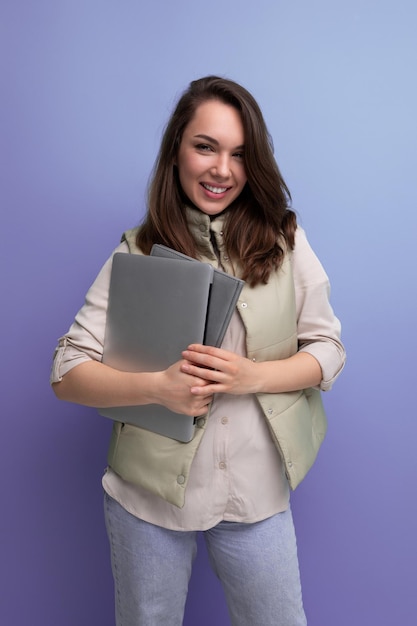 Entreprise de patron femme confiante avec une pile de documents et un ordinateur portable dans ses mains