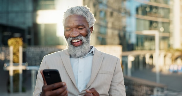 Photo entreprise en plein air et homme âgé avec smartphone célébration et gagnant avec investissement opportunité personne africaine et employé avec téléphone portable utilisateur et lentille éclair avec wow omg et succès