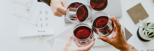 Entreprise professionnelle célébrant avec du vin