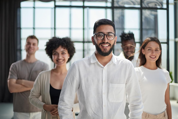 Entreprise prospère avec portrait d'équipe de groupe d'employés de travailleurs heureux