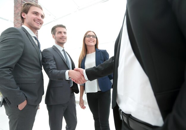 Entreprise se serrant la main au bureau