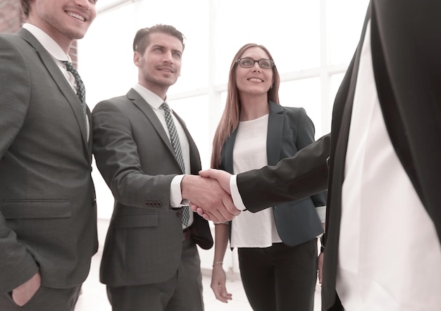 Entreprise se serrant la main au bureau