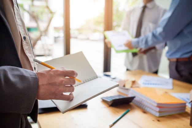 Entreprise Se Serrant La Main. Les Dirigeants D'entreprise Pour Féliciter Le Joint.