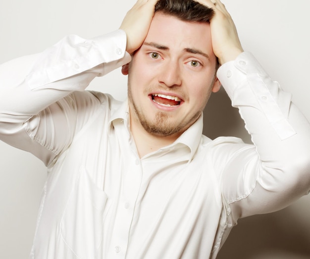 Entreprise de style de vie et concept de personnes jeune employé de bureau fou de stress criant isolé sur blanc