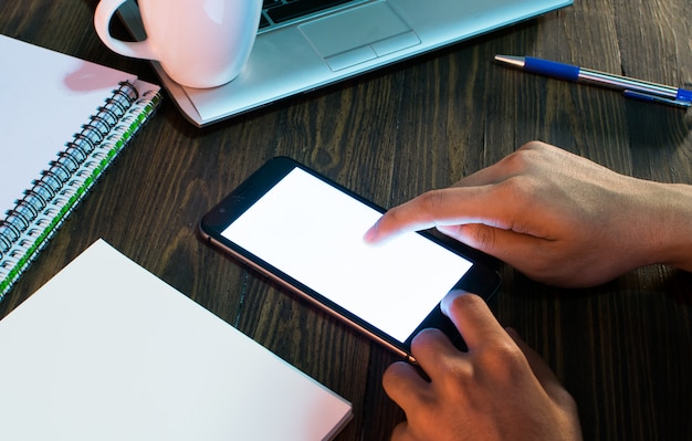 Photo entreprise travaillant avec des appareils modernes, un ordinateur numérique et un téléphone mobile