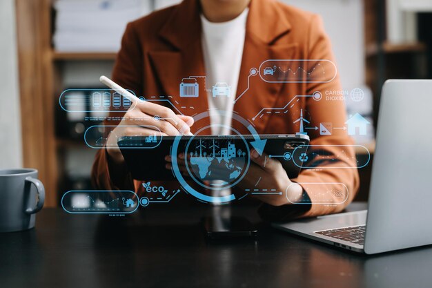 Entreprise travaillant avec le concept de réduction de CO2 avec des icônes de réchauffement climatique telles que le recyclage de l'usine verte de reboisement et le concept zéro émission de dioxyde de carbone avec l'icône VR à l'officexA