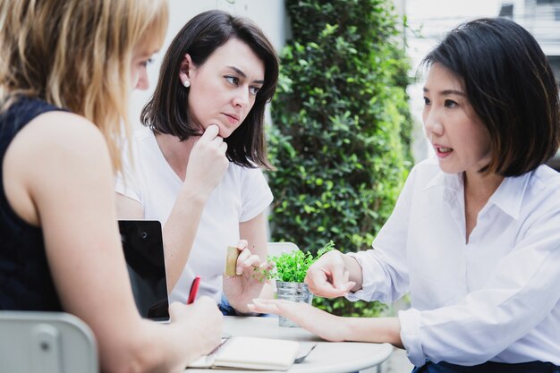 entreprise travaillant avec une femme et un ami avec un ordinateur portable