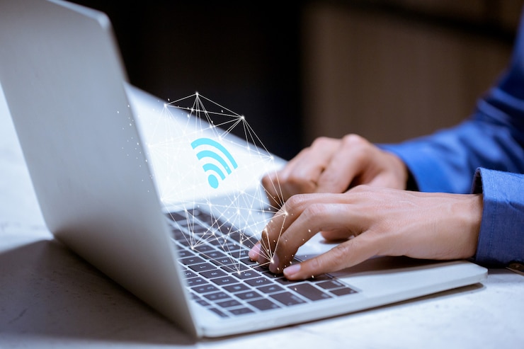 Photo entreprise utilisant un ordinateur portable, avec l'icône wifi, concept de réseau social de communication d'entreprise.