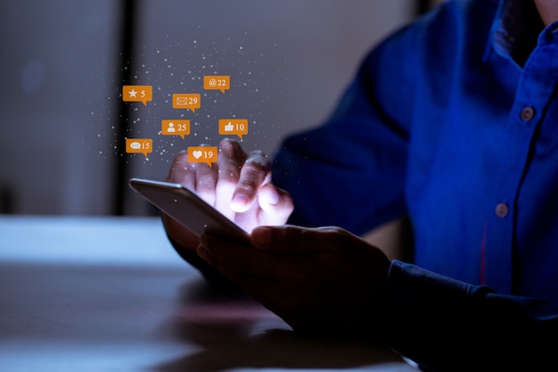 Entreprise utilisant un smartphone, concept d'innovation de technologie de réseautage social de médias sociaux.