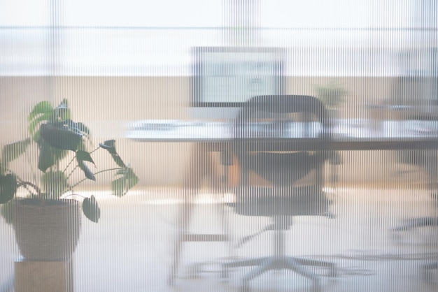 Entreprise de verre et salle vide dans un bureau pour travailler avec un bureau et un ordinateur pour travailler Architecture de design d'intérieur et espace de travail exécutif dans une entreprise pour un emploi en gestion de projet