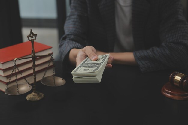 Les entreprises et les avocats discutent des documents contractuels avec une échelle en laiton sur le bureau du bureau Les services juridiques Conseil de la justice et du droit Image conceptuelle avec effet de grain de film