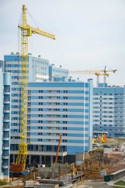 les entreprises de construction de la ville ont commencé la construction d'un bâtiment à plusieurs étages