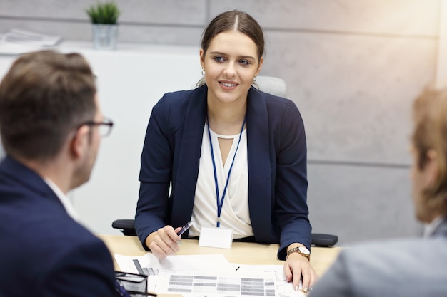 Photo entretien d'affaires dans un bureau moderne