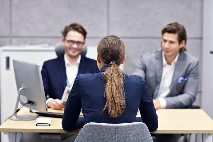 Photo entretien d'affaires dans un bureau moderne
