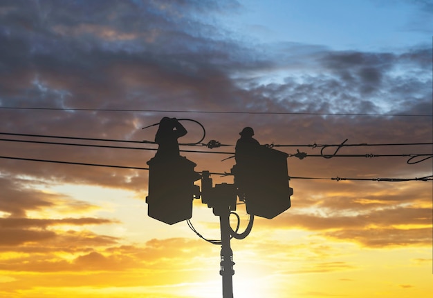 L'entretien des électriciens travaille avec de l'électricité à haute tension sur le seau hydraulique