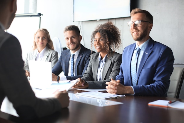 Entretien d'embauche avec l'employeur, l'homme d'affaires écoute les réponses des candidats.