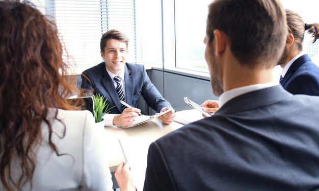 Entretien d'embauche avec l'employeur, homme d'affaires écouter les réponses des candidats